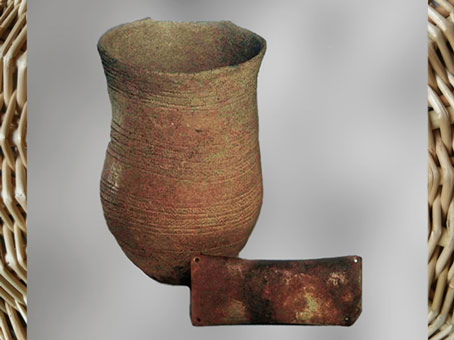 D'après un vase en terre cuite et brassard d’archer, culture campaniforme, vers 2200 -1200 avjc, Ede-Ginkelse-Heide, Pays-Bas, âge du Bronze. (Marsailly/Blogostelle)