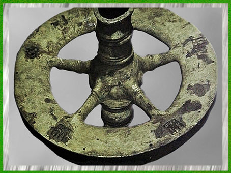 D'après une roue en bronze moulé, Deux-Sèvres, France, âge du Bronze. (Marsailly/Blogostelle)