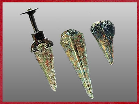 D'après des poignards en bronze, vers 1900 -750 -avjc, âge du Bronze. (Marsailly/Blogostelle)