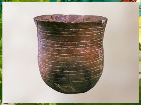 D'après un vase campaniforme (en forme de cloche), terre cuite, 1900 -750 avjc, âge du Bronze. (Marsailly/Blogostelle)