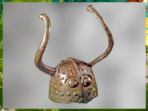 D’après un casque à cornes de Vigsø, bronze, décor de bossettes, 1100 - 900 avjc, Danemark, Bronze Final. (Marsailly/Blogostelle)