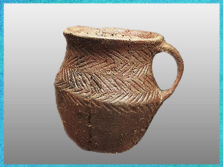 D’après un pichet, terre cuite, décor de chevrons, mobilier funéraire, Morbihan, vers 2000 avjc, France, Bronze ancien. (Marsailly/Blogostelle)