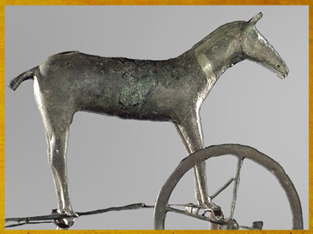 D'après le char de Trundholm, cheval, bronze et feuille d'or, vers 1400 avjc, Danemark, âge du Bronze. (Marsailly/Blogostelle)