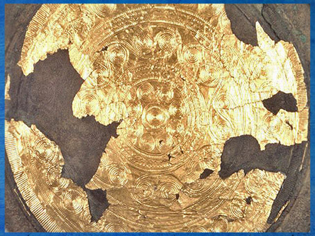 D'après le char de Trundholm, bronze et feuille d'or, disque solaire, vers 1400 avjc, Danemark, âge du Bronze. (Marsailly/Blogostelle)