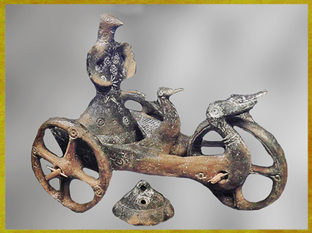 D'après un char rituel, Dupljaja, divinité à tête d'oiseau et palmipèdes, terre cuite, Serbie, Belgrade, âge du Bronze. (Marsailly/Blogostelle)