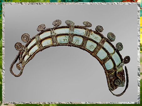 D'après la parure de La Colombine, défense de sanglier et résille de bronze, vers 1200 avjc, Bourgogne, France, âge du Bronze. (Marsailly/Blogostelle)