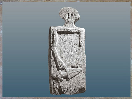 D'après une statue-menhir, personnage avec poignard, IIIe millénaire avjc, Lunigiana, Italie, chalcolithique. (Marsailly/Blogostelle) 