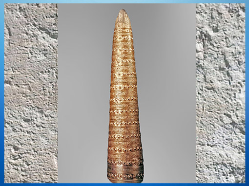 D'après le cône d’Aventon, feuille d’or, objet cultuel, décor estampé et bossettes, 1500-1250 avjc, Vienne, France, Bronze moyen. (Marsailly/Blogostelle)