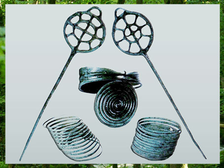 D'après des parures en bronze, avec des épingles à rouelles, mobilier funéraire de Haguenau, Alsace, France, Bronze moyen. (Marsailly/Blogostelle)