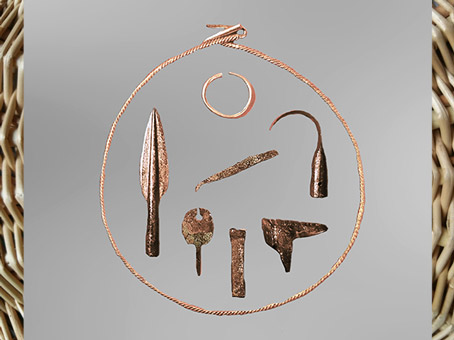 D'après un dépôt, objets en bronze, dont parures et pointe de lance, Fresné-la-Mère, Calvados, Normandie, France, âge du Bronze. (Marsailly/Blogostelle)