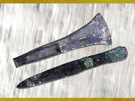 D'après des haches à talon, bronze, Charentes France, âge du Bronze. (Marsailly/Blogostelle)