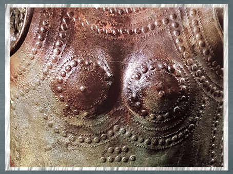 D'après la cuirasse de Marmesse, feuille de bronze chaudronnée, à décor de bossettes, VIIIe siècle avjc, Haute-Marne, France, Bronze final-âge du Fer. (Marsailly/Blogostelle)