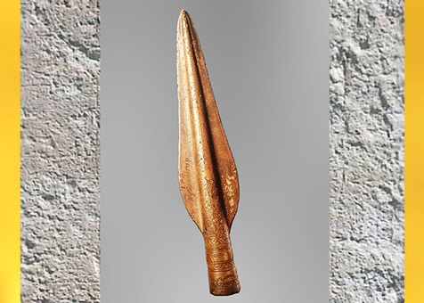 D’après une pointe de lance dorée et décorée, Vognsertup, Danemark, âge du Bronze. (Marsailly/Blogostelle)