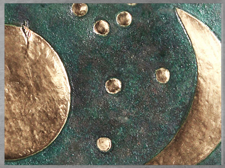 D'après le disque de Nebra, soleil ou pleine lune, croissant lunaire, étoiles, bronze et or, vers 1600 avjc, Allemagne, âge du Bronze. (Marsailly/Blogostelle)