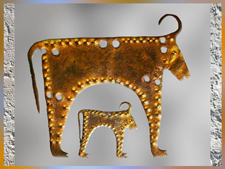 D’après des bovidés, feuille d'or découpée, éléments de parure, mobilier funéraire, nécropole de Varna, Bulgarie, chalcolithique-âge du Bronze. (Marsailly/Blogostelle)