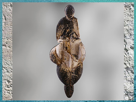 D'après la Vénus de Lespugue, ivoire de mammouth, vers 20 000 avjc, grotte des Rideaux, Haute-Garonne, France, paléolithique supérieur. (Marsailly/Blogostelle)