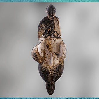 D'après la Vénus de Lespugue, ivoire de mammouth, vers 20 000 avjc, grotte des Rideaux, Haute-Garonne, France, paléolithique supérieur. (Marsailly/Blogostelle)