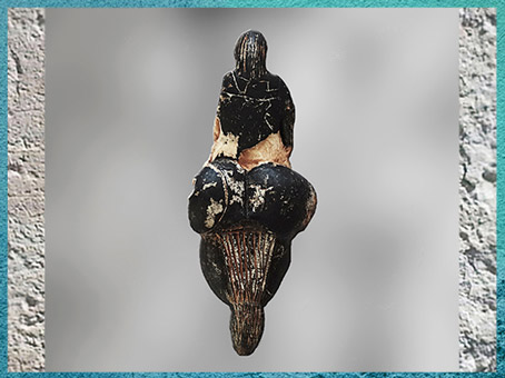 D'après la Vénus de Lespugue, ivoire de mammouth, vers 20 000 avjc, grotte des Rideaux, Haute-Garonne, France, paléolithique supérieur. (Marsailly/Blogostelle)