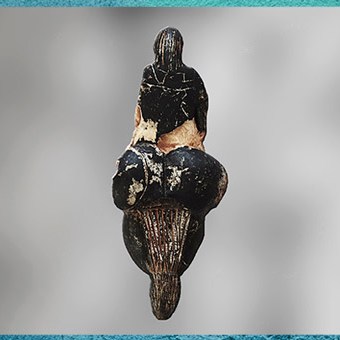 D'après la Vénus de Lespugue, ivoire de mammouth, vers 20 000 avjc, grotte des Rideaux, Haute-Garonne, France, paléolithique supérieur. (Marsailly/Blogostelle)