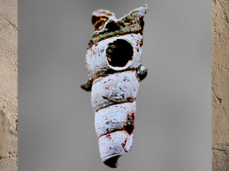 D'après un coquillage, élément de pendeloque, Abri de la Gravette, Dordogne, France, paléolithique supérieur. (Marsailly/Blogostelle)