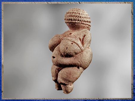 D'après la vénus de Willendorf, nue et parée, figurine sculptée, pierre tendre, gravettien, Autriche, paléolithique supérieur. (Marsailly/Blogostelle)