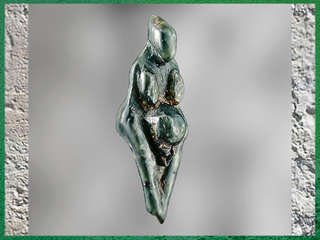 D'après la Vénus de Grimaldi dite Le Losange, stéatite polie, vers 22000 -17000 avjc, Italie, paléolithique supérieur. (Marsailly/Blogostelle)