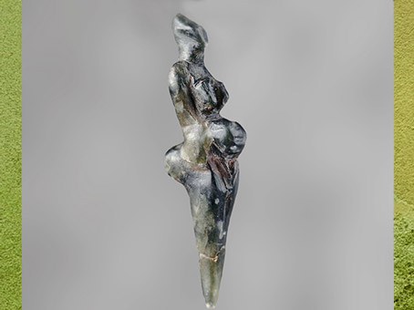 D'après la statuette dite Le Polichinelle, stéatite, vers 27 000  avjc, grottes de Grimaldi, Italie, gravettien, paléolithique supérieur. (Marsailly/Blogostelle)