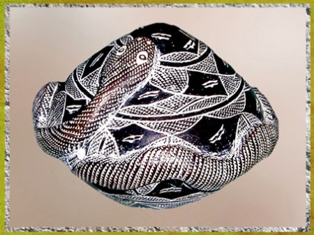 D’après un serpent enroulé, peau spiralée, terre cuite peinte, maracas, Djenné, Mali, art africain. (Marsailly/Blogostelle)