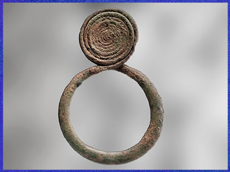 D'après un tour de cou, motif de spirale qui rappelle le serpent lové, métal, Mali, art Africain. (Marsailly/Blogostelle)