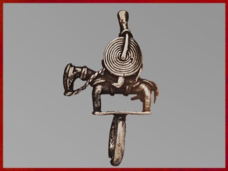 D’après un cavalier et bouclier spirale, bague du hogon, chef spirituel Dogon, laiton, fonte à la cire perdue, Mali, art africain. (Marsailly/Blogostelle)