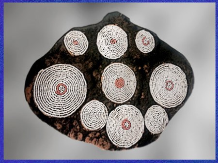 D'après un couvre-chef, motifs spiralés, en relation à l'initiation, Ouganda, art Africain. (Marsailly/Blogostelle)