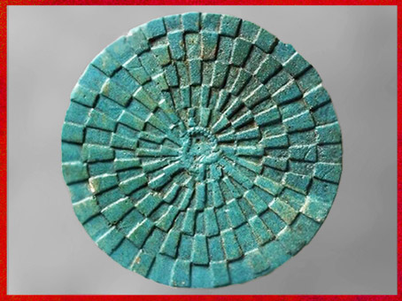 D’après le jeu du serpent Mehen, faïence bleue, tombe du roi Péribsen, vers 2750 avjc, IIe dynastie, Abydos, époque Thinite, Égypte ancienne. (Marsailly/Blogostelle)