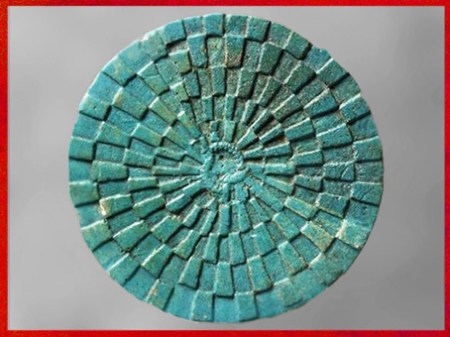 D’après le jeu du serpent Mehen, faïence bleue, tombe du roi Péribsen, vers 2750 avjc, IIe dynastie, Abydos, époque Thinite, Égypte ancienne. (Marsailly/Blogostelle)