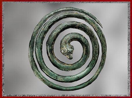 D'après un serpent lové en spirale, bronze, applique, dynastie des Zhou orientaux, 770 – 256 avjc, Chine ancienne. (Marsailly/Blogostelle)
