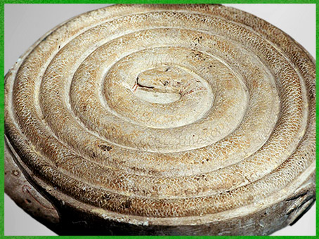 D’après le jeu du serpent Mehen, lové en spirale, cheminement vers le centre, Ve-VIe dynasties, Ancien Empire, Égypte ancienne. (Marsailly/Blogostelle)