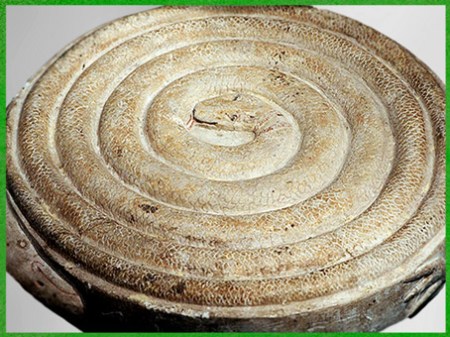 D’après le jeu du serpent Mehen, lové en spirale, cheminement vers le centre, Ve-VIe dynasties, Ancien Empire, Égypte ancienne. (Marsailly/Blogostelle)