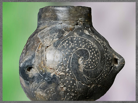 D’après une poterie, motif spiralé, vers 5500 avjc, terre cuite, céramique rubanée, Haut-Rhin, France, néolithique. (Marsailly/Blogostelle)