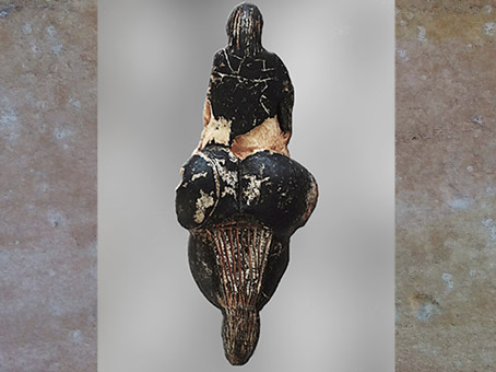 D'après la Vénus de Lespugue, dos, ivoire de mammouth, vers 20 000 avjc, grotte des Rideaux, Haute-Garonne, France, paléolithique supérieur. (Marsailly/Blogostelle)