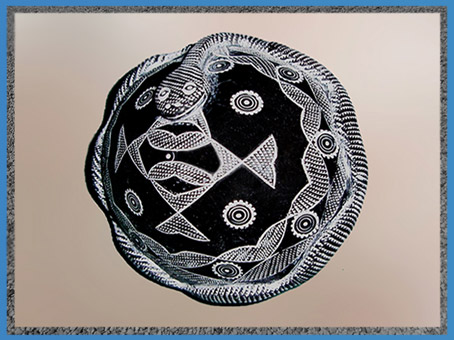 D'après un serpent enroulé et motifs solaires, terre cuite peinte, maracas, Djenné, Mali, art africain. (Marsailly/Blogostelle)