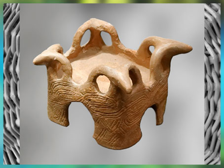 D’après un autel miniature, têtes de bélier en haut relief, terre cuite, Szeged, Hongrie, néolithique. (Marsailly/Blogostelle)