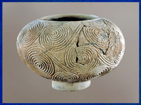 D'après un récipient au décor couvrant de spirales, possible vase cultuel, terre cuite, Croatie, néolithique (Marsailly/Blogostelle)