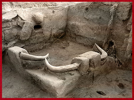 D'après des crânes de Taureau, bucranes, Çatal Hüyük, habitation ou maison-sanctuaire, VIe millénaire avjc, Anatolie (Turquie), Levant, néolithique. (Marsailly/Blogostelle)