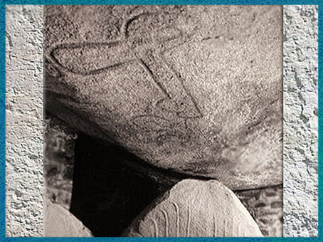D’après une hache-charrue, dolmen de la Table des Marchand, 4000-3900 avjc, Locmariaquer, Morbihan, Bretagne, IVe millénaire avjc, France, néolithique. (Marsailly/Blogostelle)