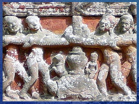 D'après Vishnu-tortue, Barattage de la Mer de Lait, fronton sculpté, temple Preah Vihear dédié à Shiva, XIe siècle, Angkor, empire khmer, Cambodge. (Marsailly/Blogostelle)