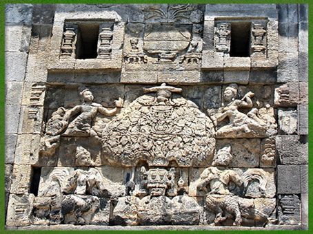 D’après l'arbre sacré Kalpavriksha gardé par des êtres mythiques, VIIIe siècle, temple de Pawon (ou Candi Pawon) Java, Indonésie. (Marsailly/Blogostelle)