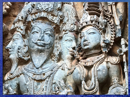 D’après Sarasvatî et Brahmâ, temple Hoysaleśvara, XIIe siècle, souverain Vishnuvardhana, empire Hoysala, Halebîd, Karnataka, Inde du Sud. (Marsailly/Blogostelle)