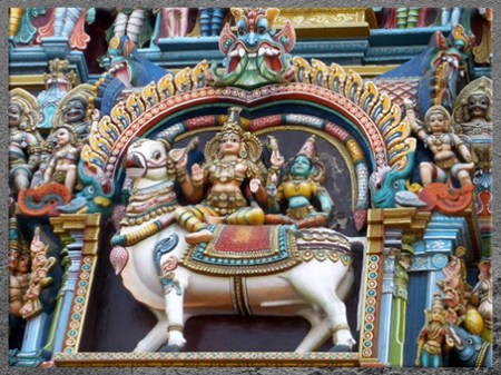 D’après le taureau Nandi, Shiva et la déesse Parvatî-Mînâkshî, pierre peinte, temple de Mînâkshî, 1560-1660, Madurai, Tamil Nadu, Inde du Sud. (Marsailly/Blogostelle)