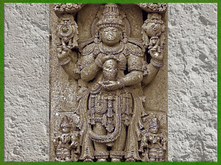 D’après Dhanvantari tenant l'amrita, Barattage de la Mer de Lait, sculpture, temple Hoysala, Xe-XIVe siècle, Karnataka, Inde du Sud. (Marsailly/Blogostelle)