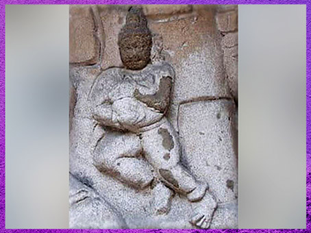 ’après Dhanvantari et son pot d’amrita, Barattage de la Mer de Lait, Kailasanatha, temple dédié à Shiva, Kanchipuram, VIIIe siècle, Tamil Nadu, Inde du Sud. (Marsailly/Blogostelle)