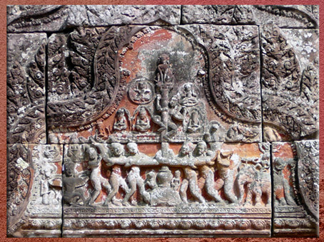 D’après le barattage de la mer de lait, fronton sculpté, temple Preah Vihear dédié à Shiva, XIe siècle, empire khmer, Cambodge. (Marsailly/Blogostelle)